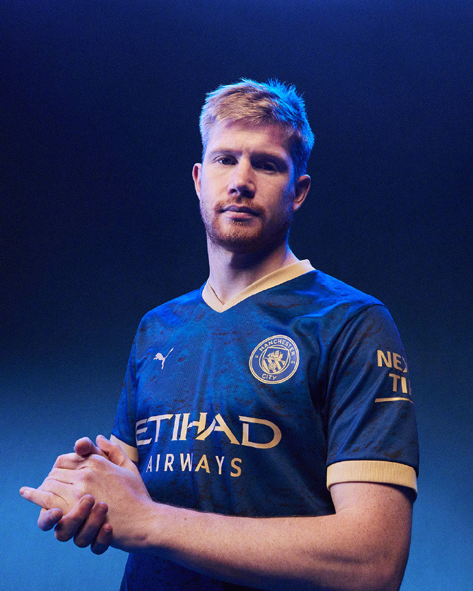 丝滑流畅！卡斯尔突破陀螺转抹过马特科维奇 轻松上空篮！（行云流水！卡斯尔陀螺旋突破摆脱马特科维奇，轻松完成空篮！）