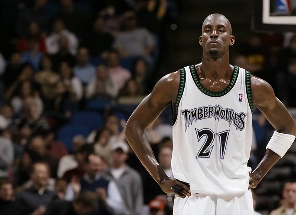 意媒：基耶萨可能冬窗回意甲，国米和米兰都在密切关注（意媒：基耶萨或在冬窗重返意甲，国米与米兰紧盯动向）