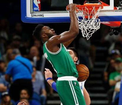 场均2.3断！杰伦威：卡森·华莱士在预判型抢断的把握上愈发成熟（场均2.3次抢断！杰伦威：卡森·华莱士的预判式抢断愈加成熟）