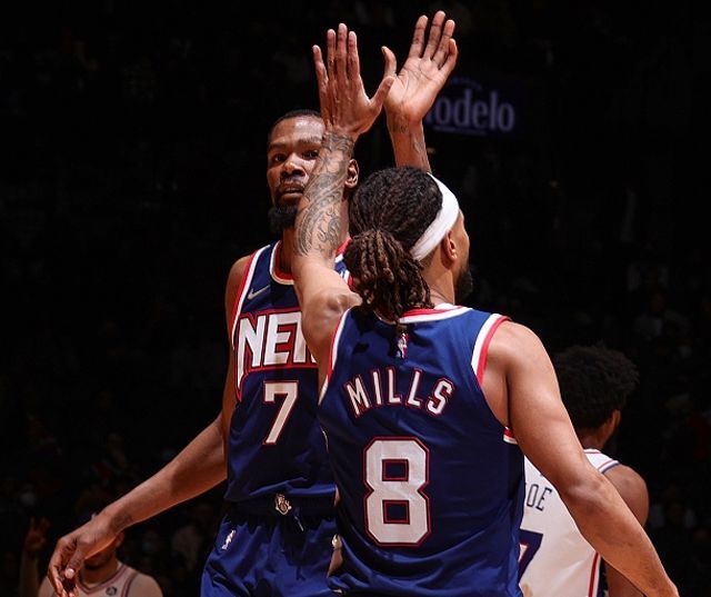 一气呵成！奥科吉后场推进一条龙压哨上篮得分（行云流水！奥科吉后场一条龙推进压哨上篮得手）