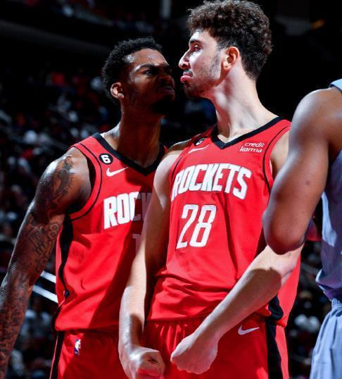 阿奇姆彭遭成都球迷种族歧视，队长王上源发文声援（阿奇姆彭遭遇成都球迷种族歧视，队长王上源发声力挺）