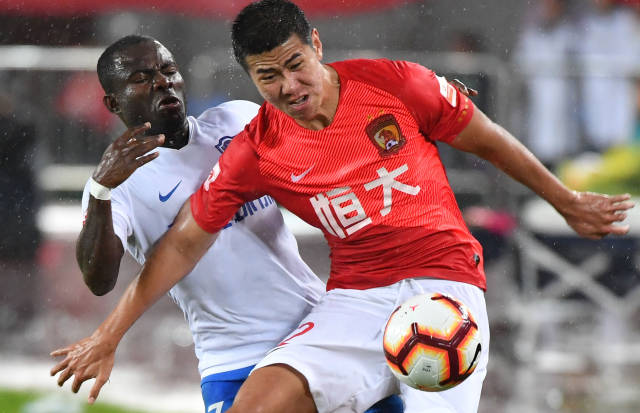 曼联英超15轮4-1胜狼队，近3轮不败，B费2射1传，助球队冲至第六，有望重返欧冠区。（英超第15轮：曼联4-1击退狼队，B费梅开二度+助攻，近3轮不败升至第六，剑指欧冠区）