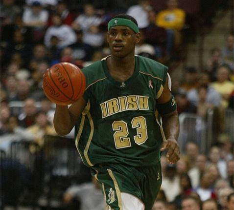 内线生猛！达卡里·约翰逊连续内线强打2+1 开场连砍8分！（内线碾压！达卡里·约翰逊开局连拿8分，连续打成2+1）