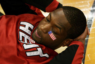 爵士东契奇30+三双力助球队逆转（东契奇轰30+三双，助球队完成逆转）