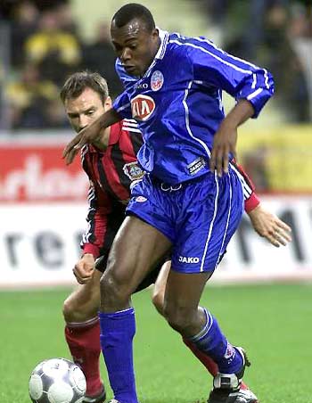 探寻篮球运动的魅力——一场激烈的上半场回顾（领略篮球风采——上半场激战回顾）