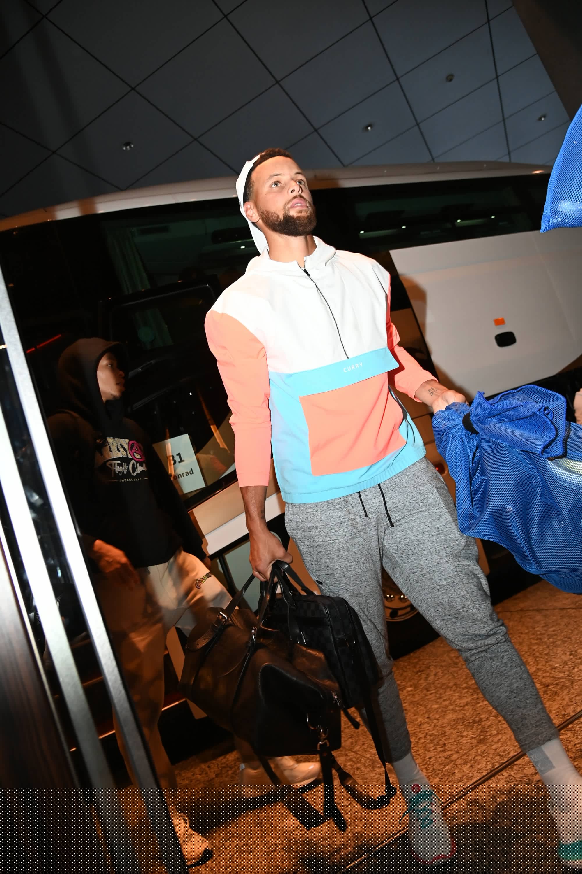 顺水推舟！文班持球被切 顺势点给卡斯尔助其打进加罚（化险为攻！文班被断即刻妙传 卡斯尔打成2+1）