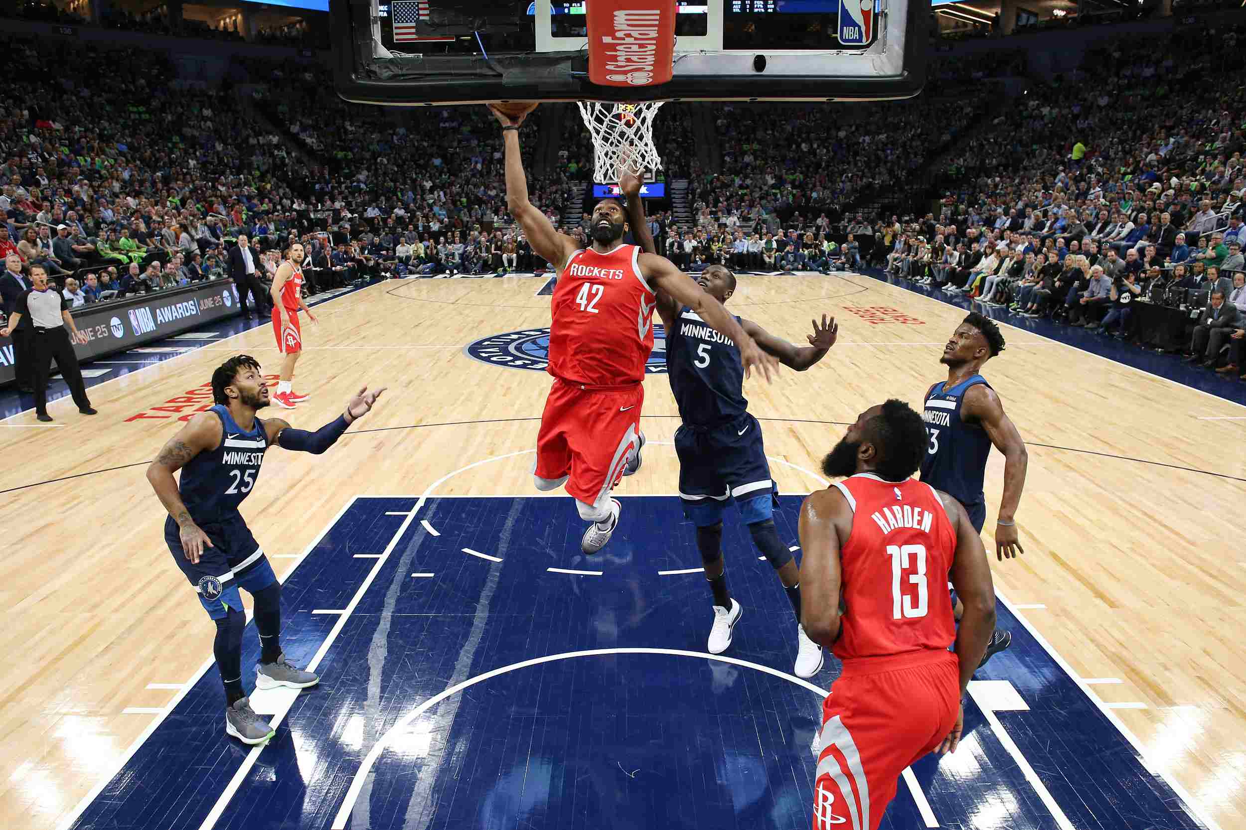 追星现场？这才是真正的双向奔赴！残特奥会赛场上，观众围着运动员们要签名！（这才是双向奔赴！残特奥会赛场成“追星”现场，观众争相向运动员要签名）