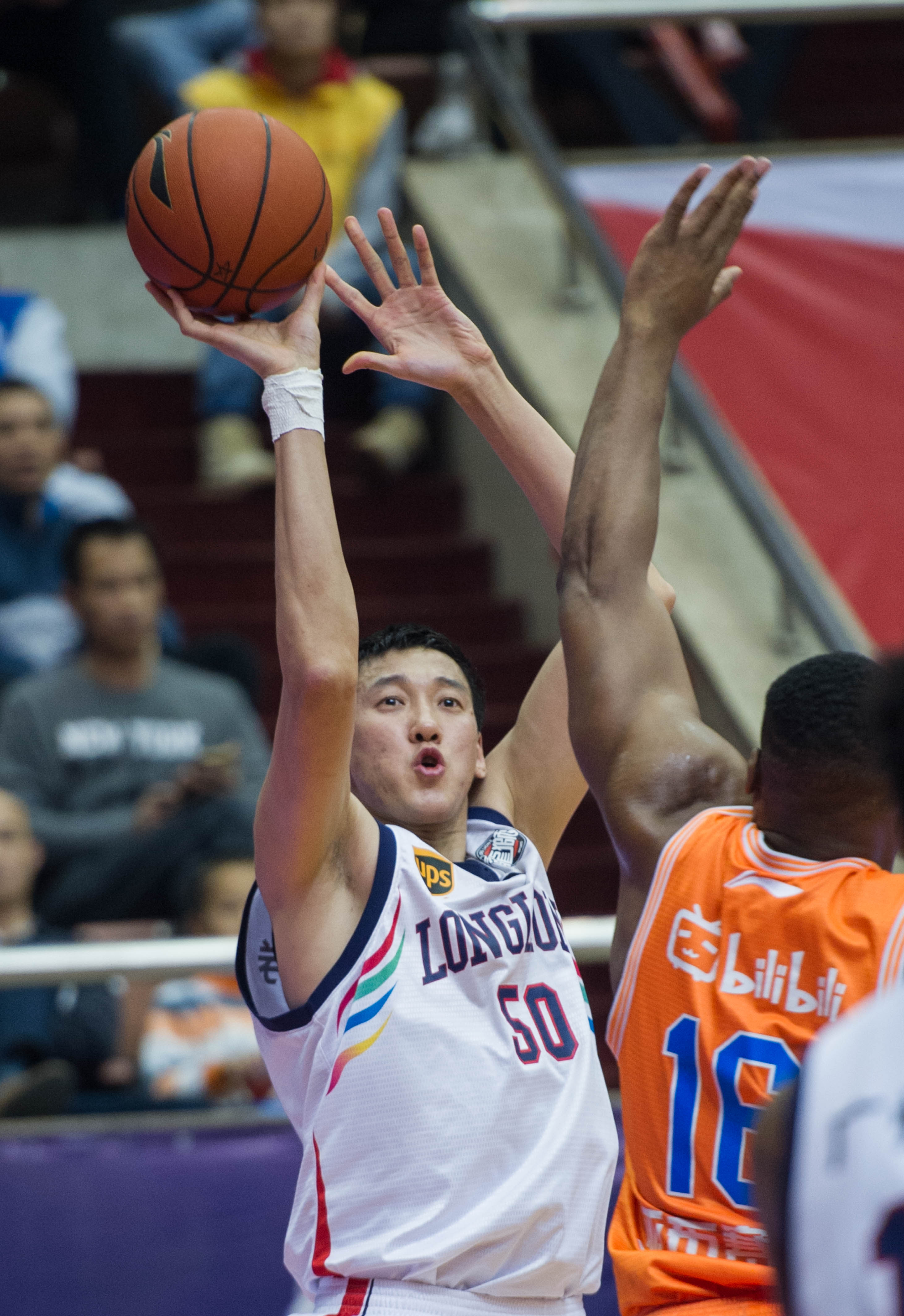 恩比德赛季初的身体困扰回顾（恩比德赛季开局伤病盘点）