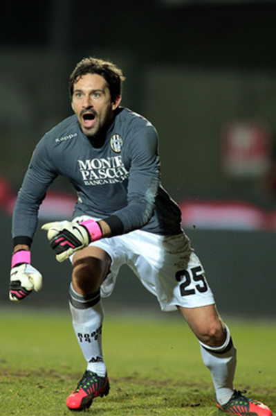 太阳报：奥利塞帮助埃泽适应枪手新生活，二人经常会在线下棋（太阳报：奥利塞助埃泽融入阿森纳新环境，两人常通过网络对弈）