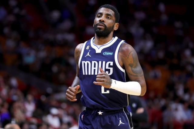 球队在客场打出稳定表现，士气高涨（客场表现稳健，士气正盛）