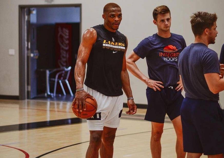 海港0-0柔佛新山，陈威12次扑救，加布里埃尔、冯劲失良机（海港与柔佛新山互交白卷：陈威12次扑救，加布里埃尔、冯劲失良机）