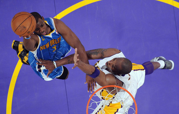 篮球湖人球迷制作大型海报欢迎队内新援（湖人球迷以巨幅海报欢迎新援加盟）