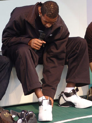 围绕着莱万与凯恩的转会传闻大家觉得拜仁会同意吗？（莱万与凯恩转会传闻发酵，拜仁会放行吗？）