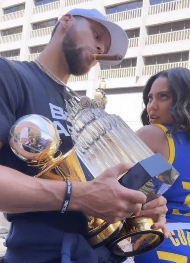 蒙古王那顺格日勒重拳击倒对手，散打王对决显威（蒙古王那顺格日勒重拳KO对手，散打王之战尽显威势）